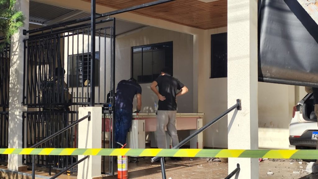 Autoridades fazem teste do bafômetro em condutor de HB20 que arrastou motociclista para dentro de mercearia