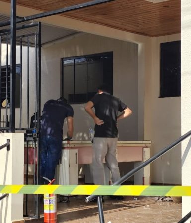 Imagem referente a Autoridades fazem teste do bafômetro em condutor de HB20 que arrastou motociclista para dentro de mercearia