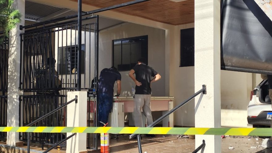 Autoridades fazem teste do bafômetro em condutor de HB20 que arrastou motociclista para dentro de mercearia