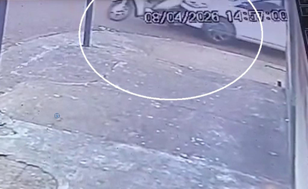 Novas imagens mostram choque contra mercaria e motociclista sendo arrastado