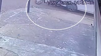 Novas imagens mostram choque contra mercaria e motociclista sendo arrastado