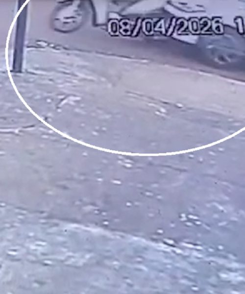 Imagem referente a Novas imagens mostram choque contra mercaria e motociclista sendo arrastado