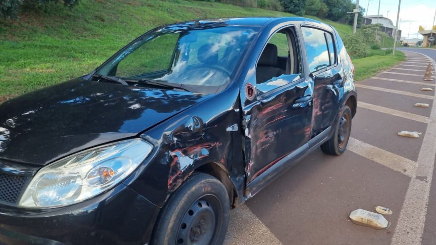 Sandero e carreta se envolvem em acidente na BR-277, em Cascavel
