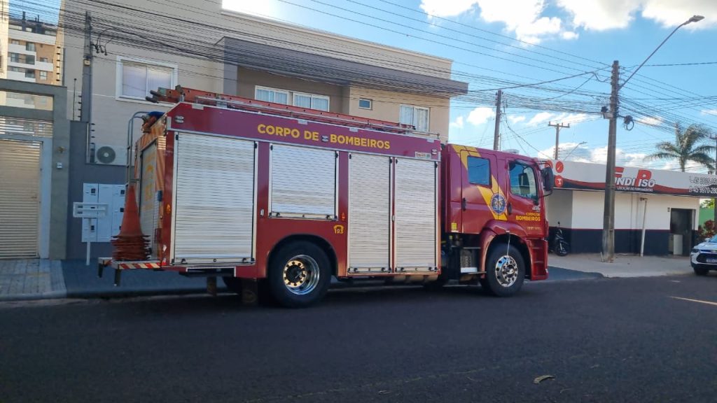 Mulher fica presa no elevador e bombeiros vão de ABTR até o bairro Cancelli