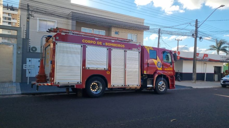 Mulher fica presa no elevador e bombeiros vão de ABTR até o bairro Cancelli