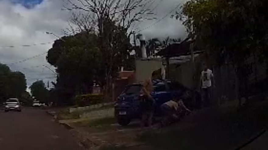 Câmera registra pancadaria em plena luz do dia em Cascavel