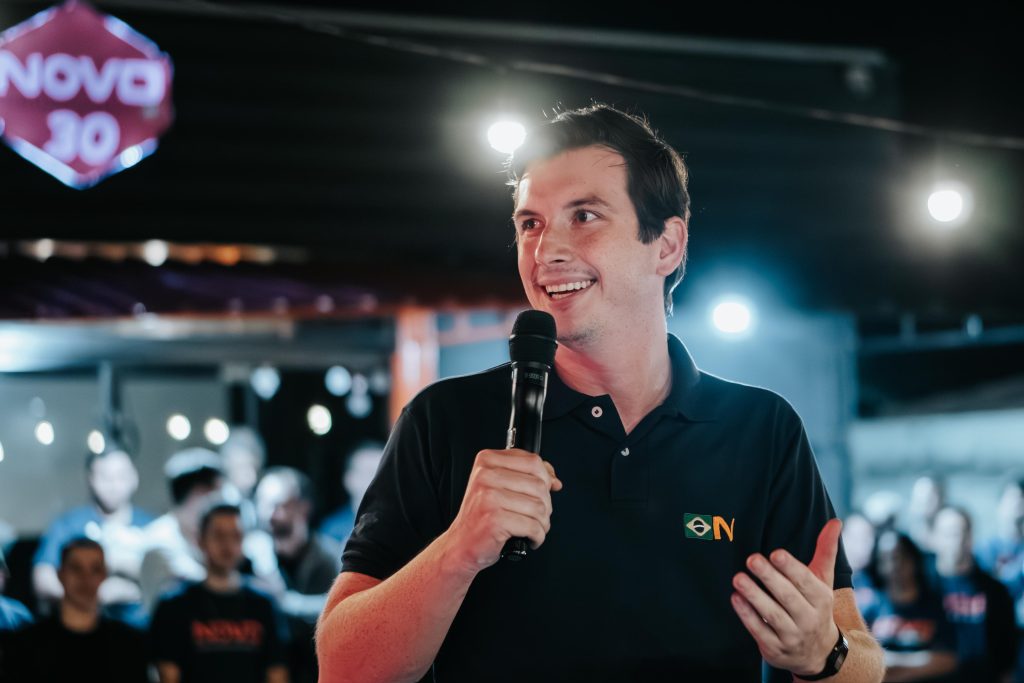 Mecabô resiste a assédios de partidos e permanece no NOVO