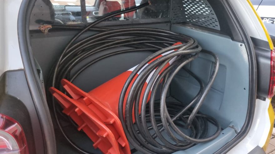 Suspeitos furtam fios de cobre no bairro Floresta em Cascavel e fogem antes da chegada da polícia