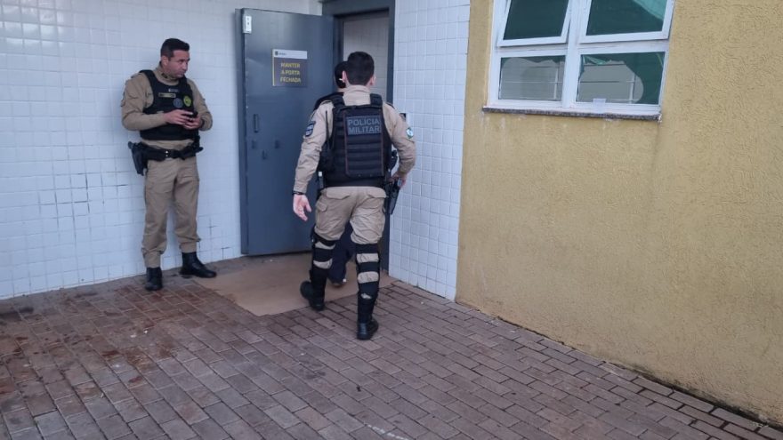 Motorista é encaminhado à delegacia após ser abordado na Rua Francisco Bartinik