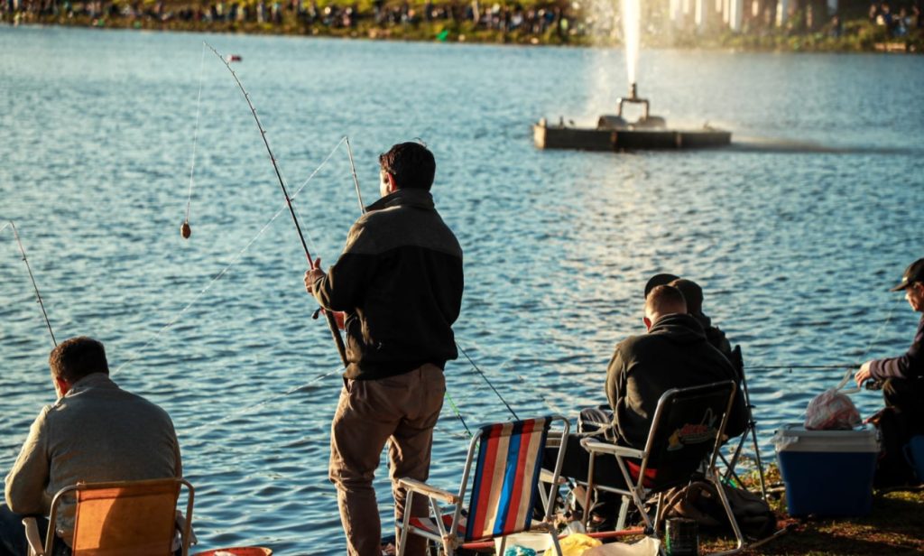 Distribuição de pulseiras marca início dos preparativos para pesca no Lago Municipal de Cascavel
