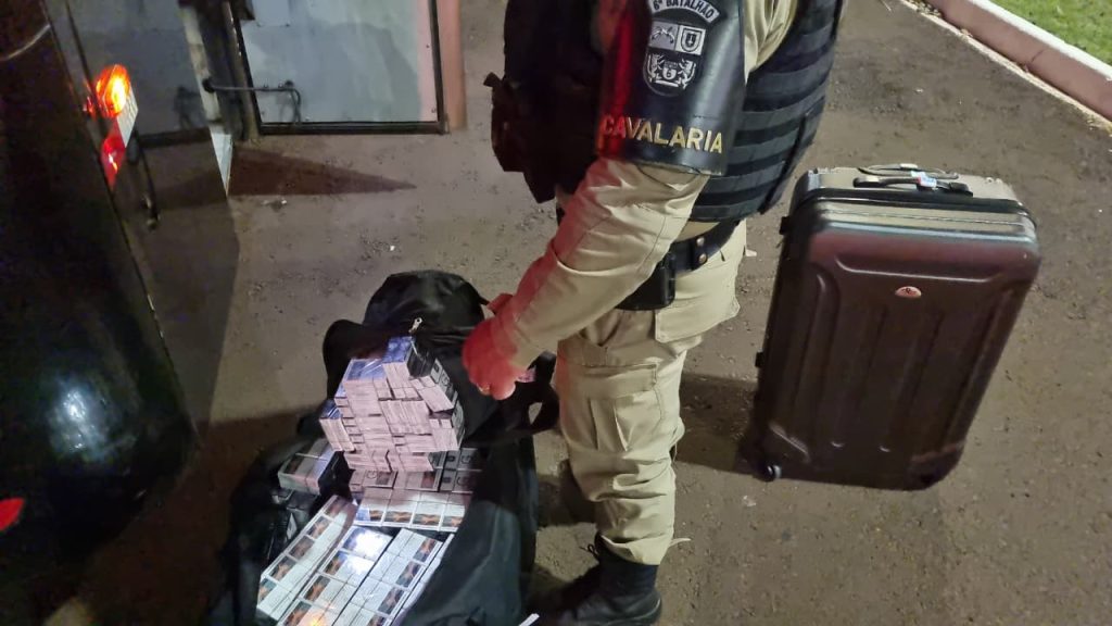 Polícia Militar apreende cigarros durante abordagem a ônibus em Cascavel