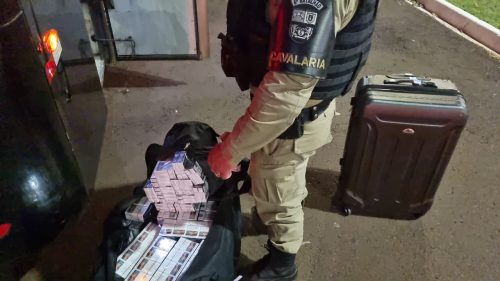 Polícia Militar apreende cigarros durante abordagem a ônibus em Cascavel Polícia Militar apreende cigarros durante abordagem a ônibus em Cascavel