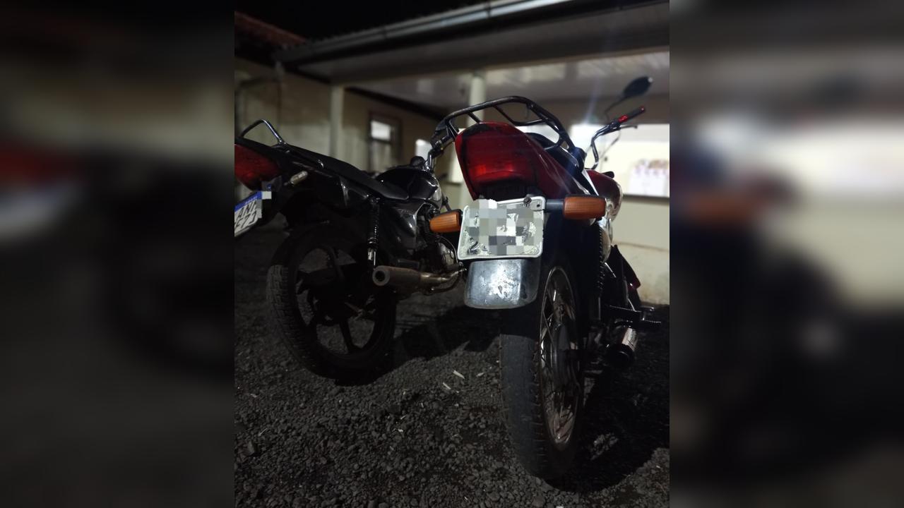 Duas motos são apreendidas em operação de trânsito no Centro de Quedas do Iguaçu Imagem referente a Duas motos são apreendidas em operação de trânsito no Centro de Quedas do Iguaçu