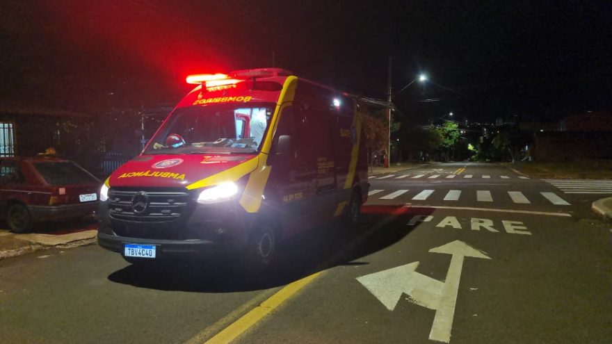 Homem cai na rua no Claudete e machuca cotovelo