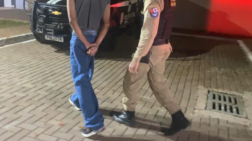 Polícia detém jovem com drogas na Avenida Tito Muffato Polícia detém jovem com drogas na Avenida Tito Muffato