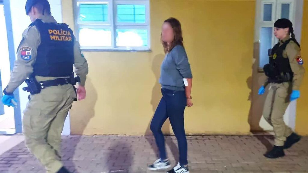 Mulher é detida após agredir a própria mãe e investir contra policiais no Interlagos Mulher é detida após agredir a própria mãe e investir contra policiais no Interlagos