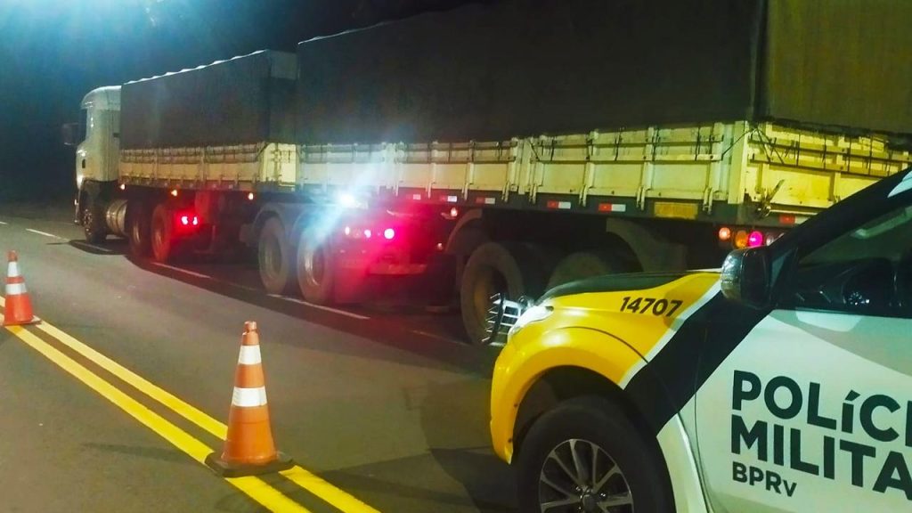 Motorista embriagado confessa à PRE consumo de álcool durante trajeto por Cascavel e é preso com 39 toneladas de feijão na PR-180 Motorista embriagado confessa à PRE consumo de álcool durante trajeto por Cascavel e é preso com 39 toneladas de feijão na PR-180