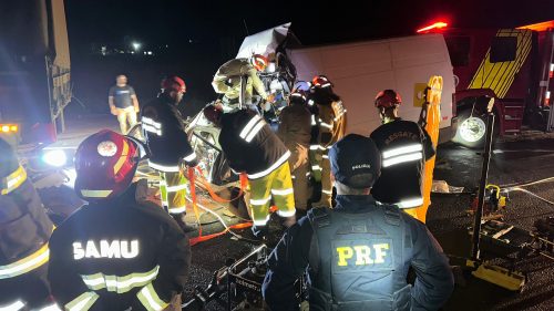 Colisão entre Van e Bitrem deixa mulher gravemente ferida na BR-376