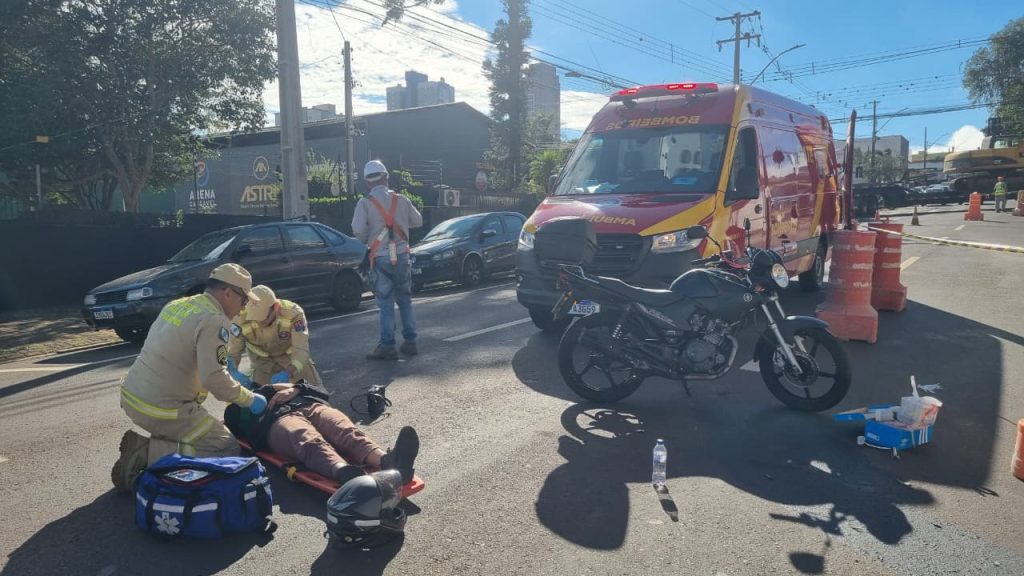 Motociclista fica ferido em colisão na Rua Presidente Kennedy