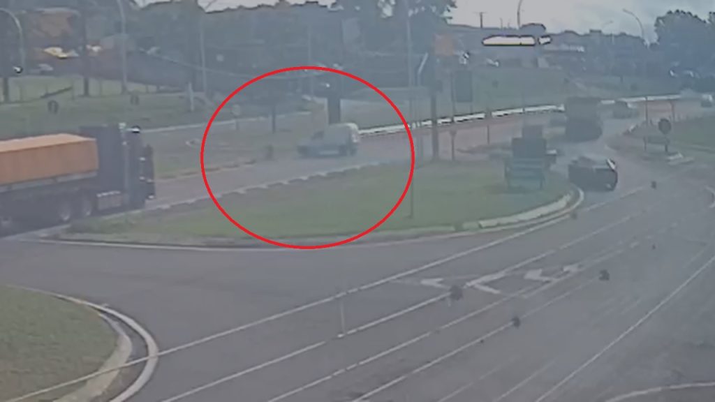 Câmera registra acidente de trânsito no Trevo da Portal