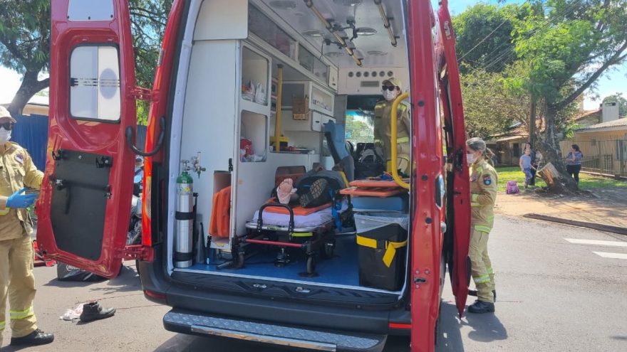Após colisão, motociclista tem corte com grande sangramento e suspeita de fratura na perna