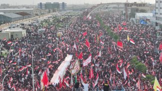 Multidões no Irã marcam 40º dia da morte do líder Supremo Khamenei Multidões no Irã marcam 40º dia da morte do líder Supremo Khamenei