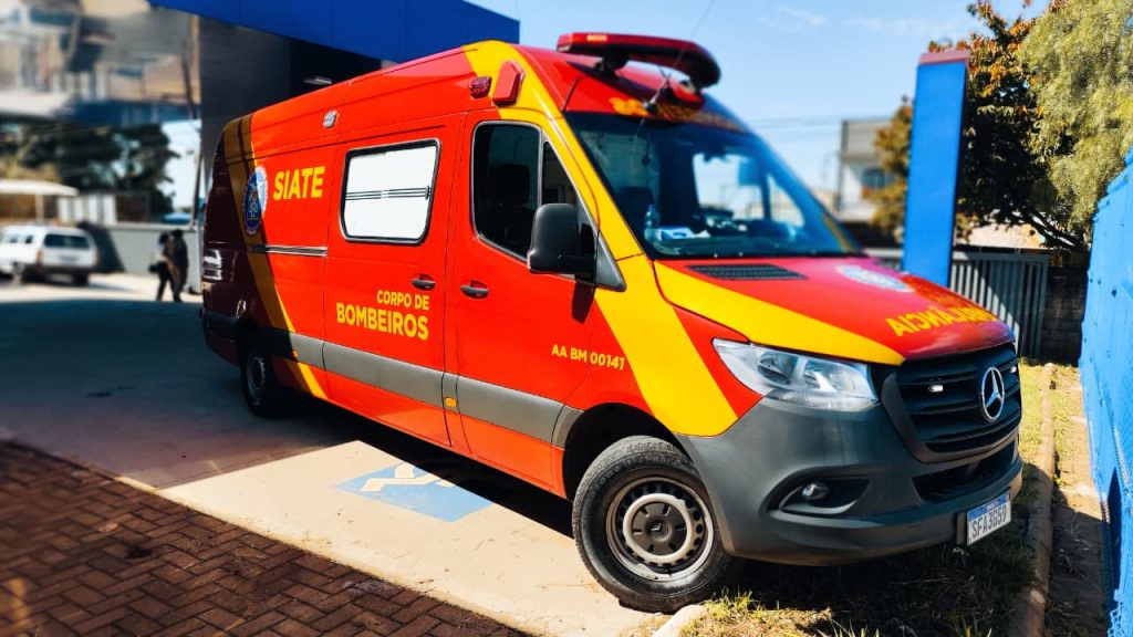 Mulher é socorrida pelo Siate após sofrer desmaio