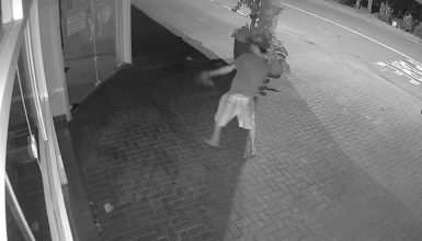 Homem é flagrado quebrando porta de panificadora na Rua Francisco Bartinik Imagem referente a Homem é flagrado quebrando porta de panificadora na Rua Francisco Bartinik