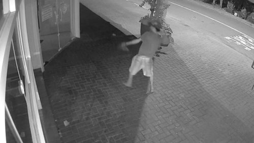 Homem é flagrado quebrando porta de panificadora na Rua Francisco Bartinik Imagem referente a Homem é flagrado quebrando porta de panificadora na Rua Francisco Bartinik