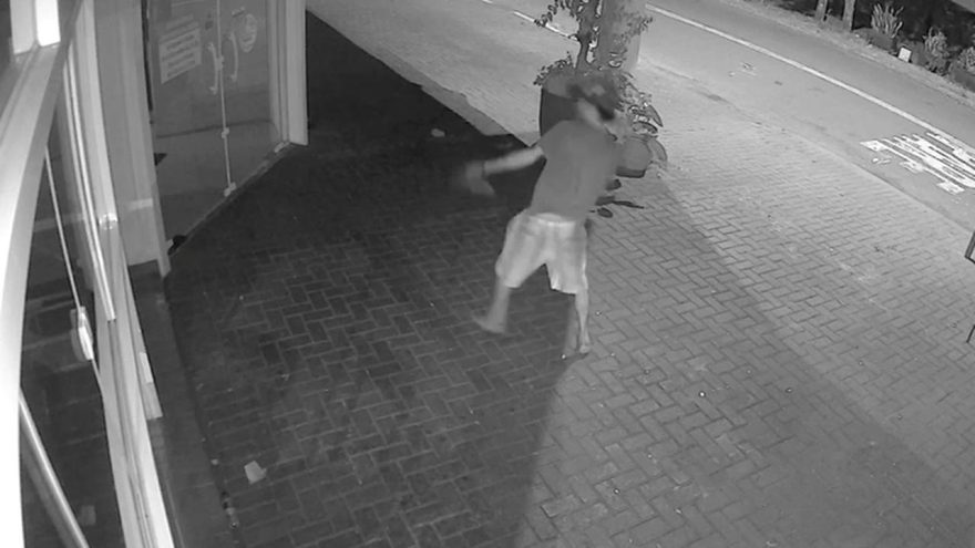 Homem é flagrado quebrando porta de panificadora na Rua Francisco Bartinik