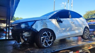 HB20 envolvido em acidente que terminou com motociclista amputado é apreendido e levado para perícia