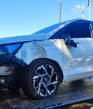 HB20 envolvido em acidente que terminou com motociclista amputado é apreendido e levado para perícia Imagem referente a HB20 envolvido em acidente que terminou com motociclista amputado é apreendido e levado para perícia