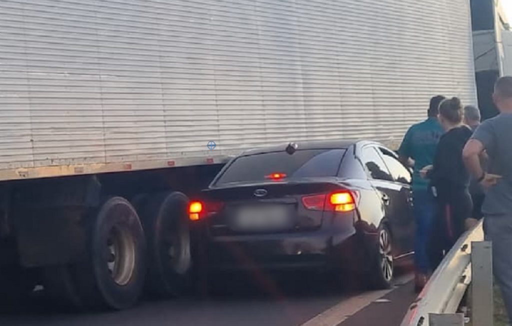 Sedan é espremido por carreta no Trevo Cataratas