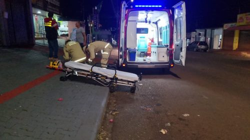 Mulher é atropelada por moto na Rua Europa em Cascavel Imagem referente a Mulher é atropelada por moto na Rua Europa em Cascavel