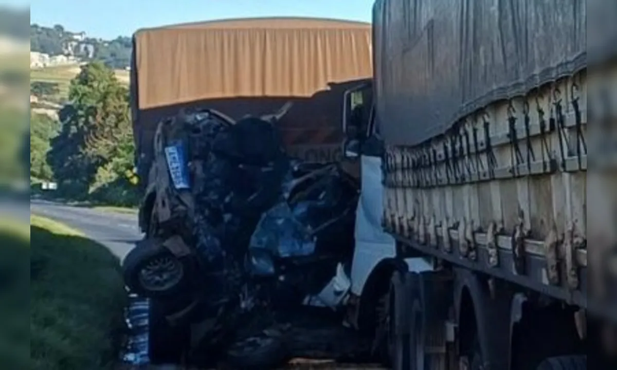 Grave acidente na BR-376 em Ponta Grossa deixa dois mortos e três feridos Imagem referente a Grave acidente na BR-376 em Ponta Grossa deixa dois mortos e três feridos