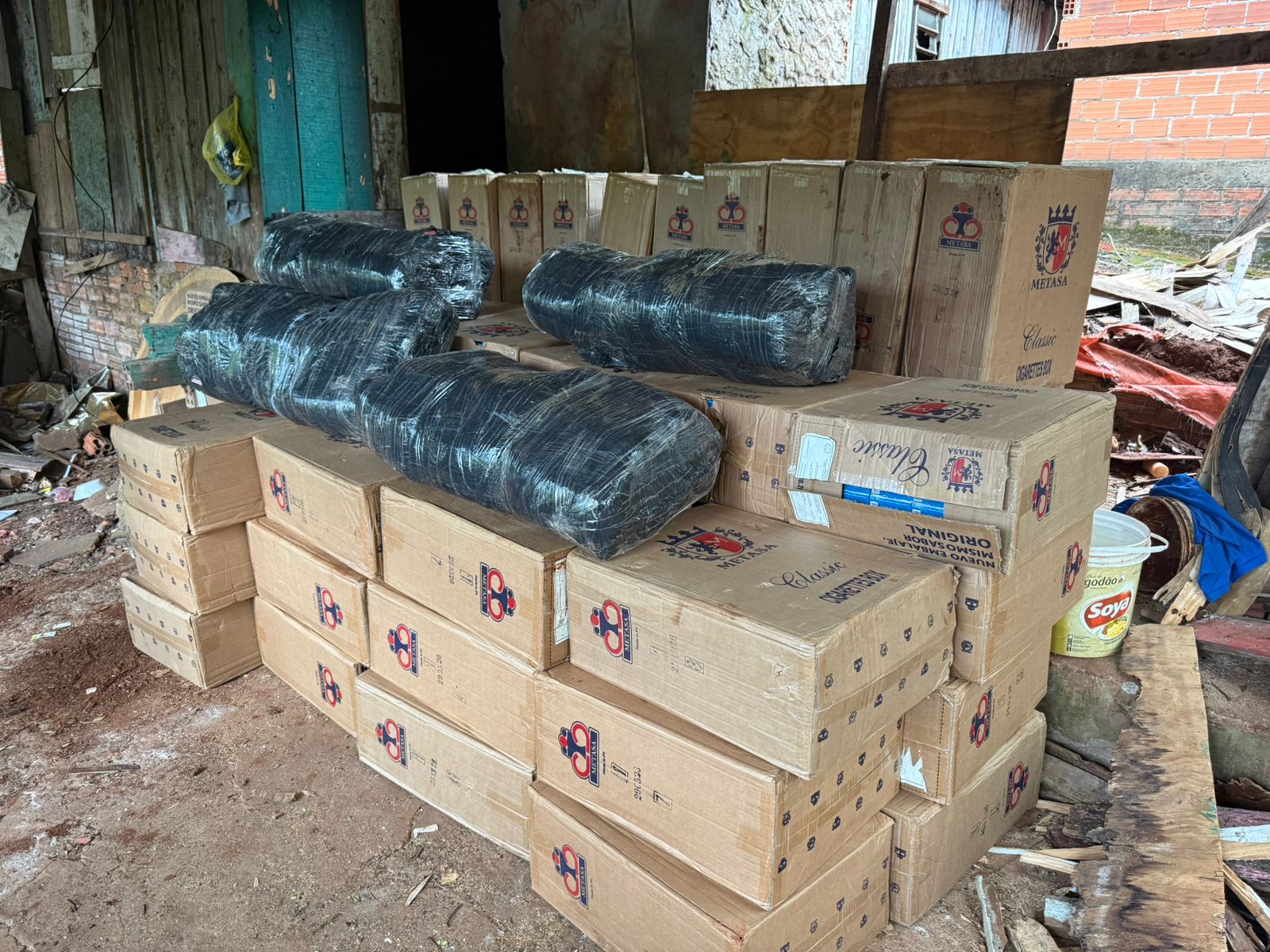 Polícia apreende cigarros e maconha em barraco abandonado em Foz do Iguaçu Imagem referente a Polícia apreende cigarros e maconha em barraco abandonado em Foz do Iguaçu