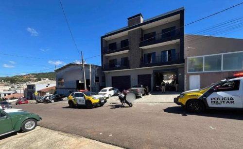 Mulher é baleada na garagem de casa após deixar filha na escola Imagem referente a Mulher é baleada na garagem de casa após deixar filha na escola