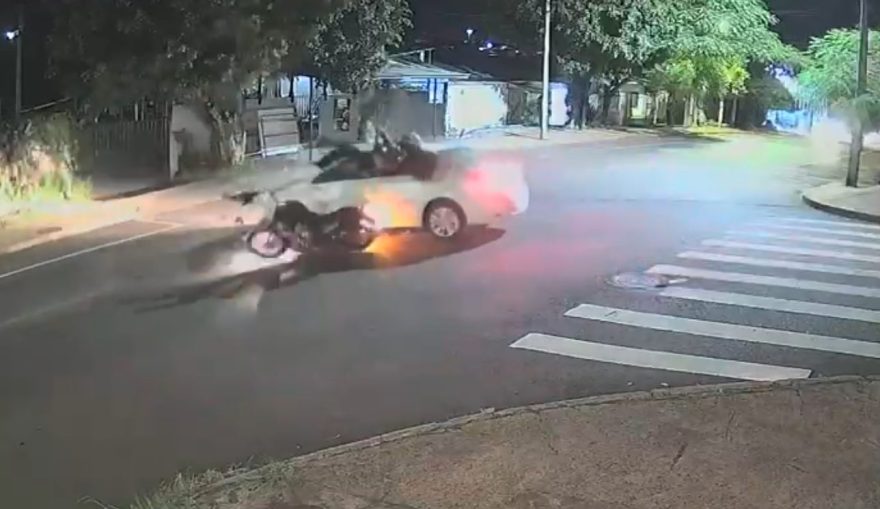 Câmera registra momento em que motociclista morre em acidente no Brasília