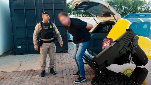 Homem amanhece na conveniência, finge ser PM, faz ameaças com arma de brinquedo e acaba na delegacia