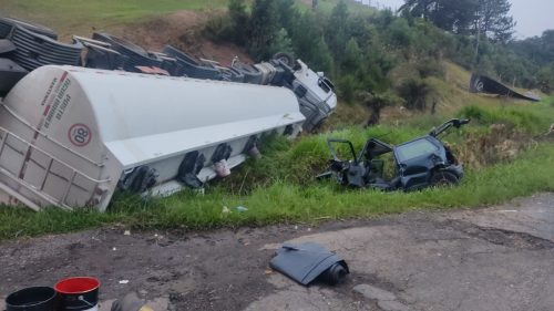 Acidente na BR-476 deixa dois feridos graves após colisão entre Uno e caminhão-tanque Imagem referente a Acidente na BR-476 deixa dois feridos graves após colisão entre Uno e caminhão-tanque