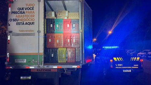 PRF apreende 350 mil maços de cigarros que seriam trazidos para Cascavel em caminhão “vazio” Imagem referente a PRF apreende 350 mil maços de cigarros que seriam trazidos para Cascavel em caminhão “vazio”