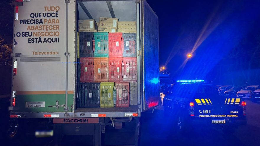 PRF apreende 350 mil maços de cigarros que seriam trazidos para Cascavel em caminhão “vazio”