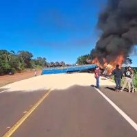 Imagem referente a Caminhão pega fogo após acidente na BR-277 e rodovia é interditada em Céu Azul
