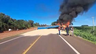 Caminhão pega fogo após acidente na BR-277 e rodovia é interditada em Céu Azul