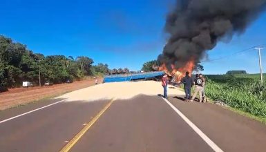 Caminhão pega fogo após acidente na BR-277 e rodovia é interditada em Céu Azul Imagem referente a Caminhão pega fogo após acidente na BR-277 e rodovia é interditada em Céu Azul