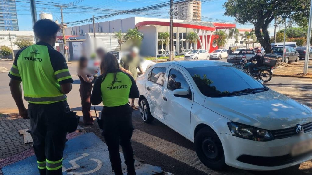 Strada e Voyage colidem em rotatória no Centro