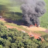 Imagem referente a Imagens aéreas mostram BR-277 completamente interditada após grave acidente com incêndio