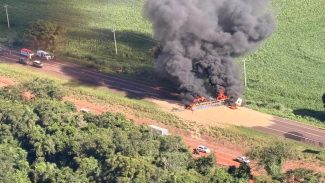 Imagens aéreas mostram BR-277 completamente interditada após grave acidente com incêndio
