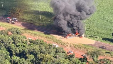 Imagens aéreas mostram BR-277 completamente interditada após grave acidente com incêndio Imagem referente a Imagens aéreas mostram BR-277 completamente interditada após grave acidente com incêndio
