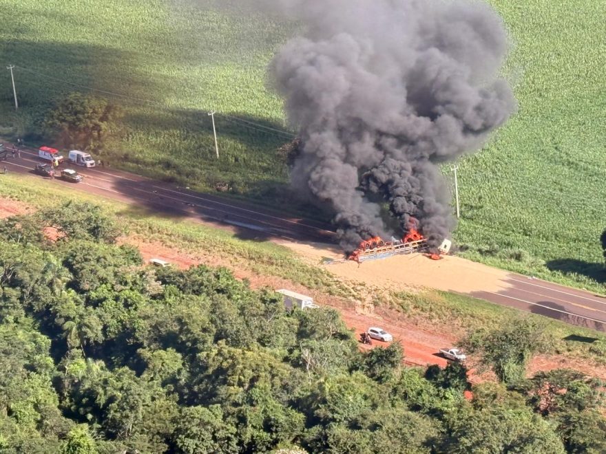 Imagens aéreas mostram BR-277 completamente interditada após grave acidente com incêndio